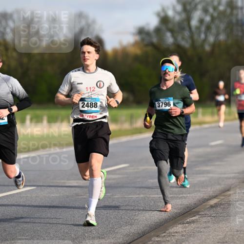 12.04.2026 - 45. Internationalen Wilhelmsburger Insellauf Dr. Thomas Lammeyer http://msf.ph/oto/9432643 12.04.2026 09:15:34 Laufen 112, 2482, 2488, 3796 meine-sportfotos.de