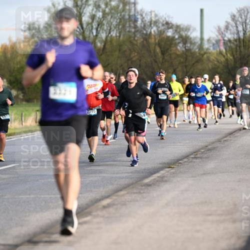 12.04.2026 - 45. Internationalen Wilhelmsburger Insellauf Dr. Thomas Lammeyer http://msf.ph/oto/9432690 12.04.2026 09:15:42 Laufen 5273, 3331, 2710, 4787, 3042, 24727 meine-sportfotos.de
