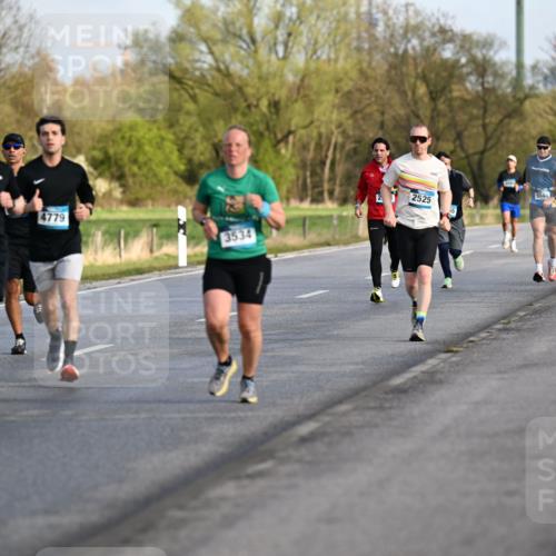 12.04.2026 - 45. Internationalen Wilhelmsburger Insellauf Dr. Thomas Lammeyer http://msf.ph/oto/9432795 12.04.2026 09:16:03 Laufen 25, 3214, 5589, 4779, 3534, 2, 2525, 3043, 5048 meine-sportfotos.de