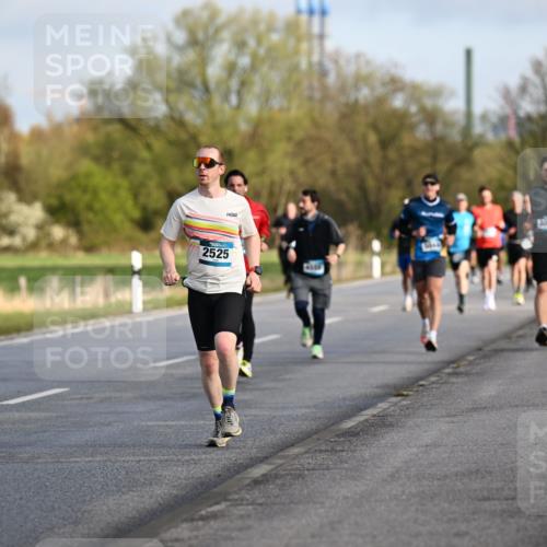 12.04.2026 - 45. Internationalen Wilhelmsburger Insellauf Dr. Thomas Lammeyer http://msf.ph/oto/9432810 12.04.2026 09:16:06 Laufen 534, 2525, 3043, 5405 meine-sportfotos.de