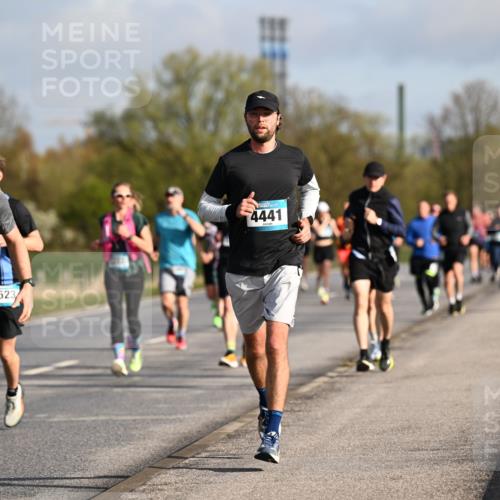 12.04.2026 - 45. Internationalen Wilhelmsburger Insellauf Dr. Thomas Lammeyer http://msf.ph/oto/9432915 12.04.2026 09:16:28 Laufen 2547, 5523, 4441 meine-sportfotos.de