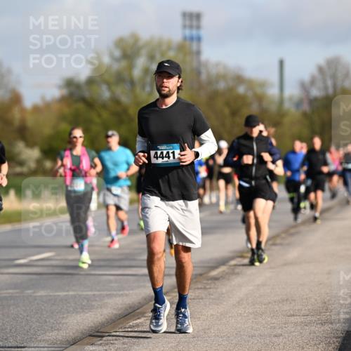 12.04.2026 - 45. Internationalen Wilhelmsburger Insellauf Dr. Thomas Lammeyer http://msf.ph/oto/9432917 12.04.2026 09:16:28 Laufen 2547, 5523, 4441 meine-sportfotos.de