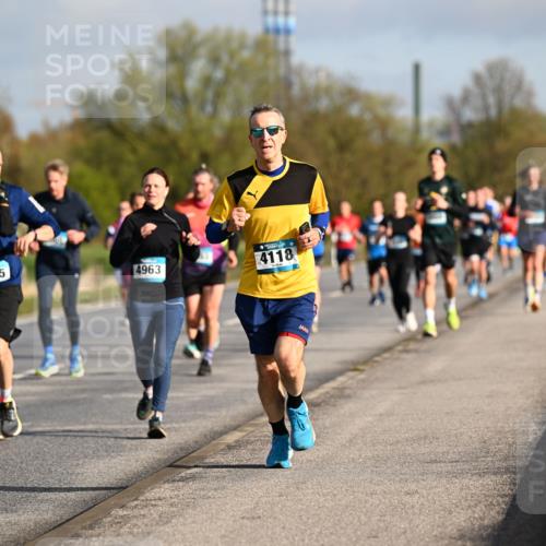 12.04.2026 - 45. Internationalen Wilhelmsburger Insellauf Dr. Thomas Lammeyer http://msf.ph/oto/9432997 12.04.2026 09:16:42 Laufen 2479, 4325, 4963, 4118 meine-sportfotos.de