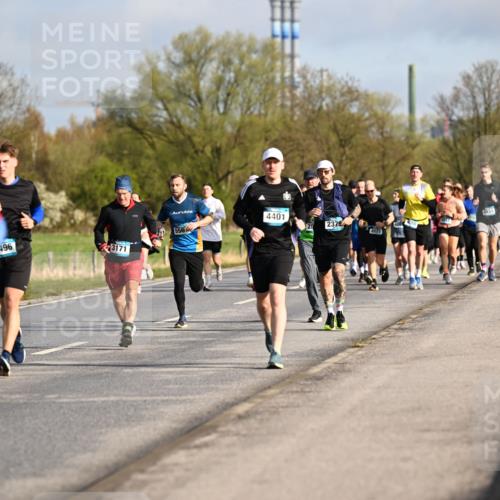 12.04.2026 - 45. Internationalen Wilhelmsburger Insellauf Dr. Thomas Lammeyer http://msf.ph/oto/9433142 12.04.2026 09:17:07 Laufen 496, 4401, 2379, 25, 4822, 3171, 556, 4934, 245 meine-sportfotos.de