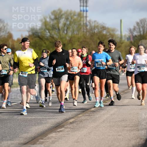 12.04.2026 - 45. Internationalen Wilhelmsburger Insellauf Dr. Thomas Lammeyer http://msf.ph/oto/9433205 12.04.2026 09:17:16 Laufen 417, 4262, 4934, 5832, 3381, 2878, 4522, 4608, 245, 2444, 3323, 3670 meine-sportfotos.de