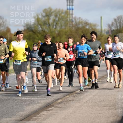 12.04.2026 - 45. Internationalen Wilhelmsburger Insellauf Dr. Thomas Lammeyer http://msf.ph/oto/9433206 12.04.2026 09:17:17 Laufen 3323, 245, 3670, 381, 4934, 2878, 4202, 5832, 4608, 4522, 417 meine-sportfotos.de