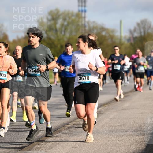 12.04.2026 - 45. Internationalen Wilhelmsburger Insellauf Dr. Thomas Lammeyer http://msf.ph/oto/9433222 12.04.2026 09:17:20 Laufen 2451, 5832, 3090, 2444, 947, 3670 meine-sportfotos.de