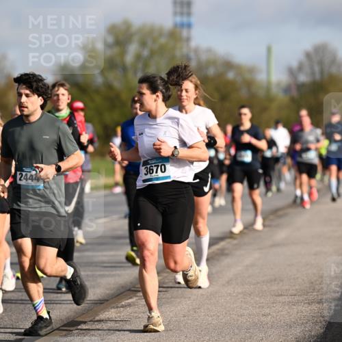 12.04.2026 - 45. Internationalen Wilhelmsburger Insellauf Dr. Thomas Lammeyer http://msf.ph/oto/9433224 12.04.2026 09:17:20 Laufen 2451, 5832, 2444, 3670 meine-sportfotos.de