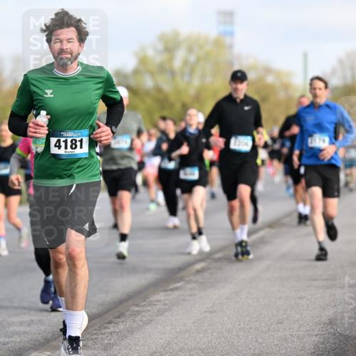 12.04.2026 - 45. Internationalen Wilhelmsburger Insellauf Dr. Thomas Lammeyer http://msf.ph/oto/9433935 12.04.2026 09:19:40 Laufen 96, 4181, 2176 meine-sportfotos.de