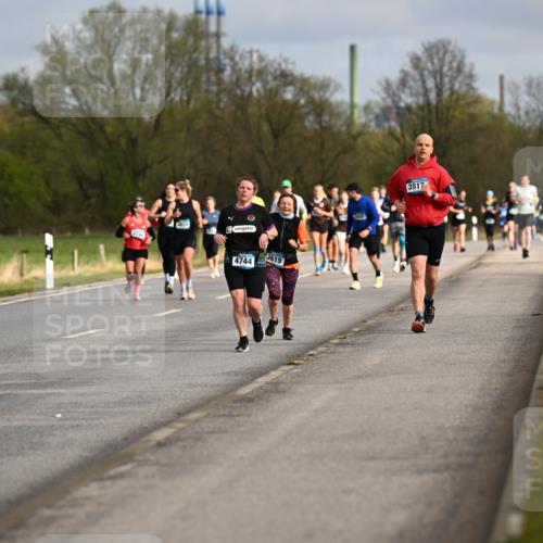 12.04.2026 - 45. Internationalen Wilhelmsburger Insellauf Dr. Thomas Lammeyer http://msf.ph/oto/9435419 12.04.2026 09:24:30 Laufen 525, 4744, 3615, 3517 meine-sportfotos.de