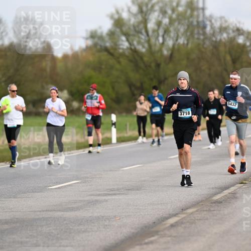 12.04.2026 - 45. Internationalen Wilhelmsburger Insellauf Dr. Thomas Lammeyer http://msf.ph/oto/9437294 12.04.2026 09:30:17 Laufen 2512, 3718, 5432, 2 meine-sportfotos.de