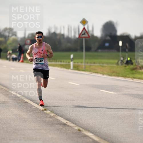 12.04.2026 - 45. Internationalen Wilhelmsburger Insellauf Dr. Thomas Lammeyer http://msf.ph/oto/9438095 12.04.2026 09:46:55 Laufen 4342 meine-sportfotos.de