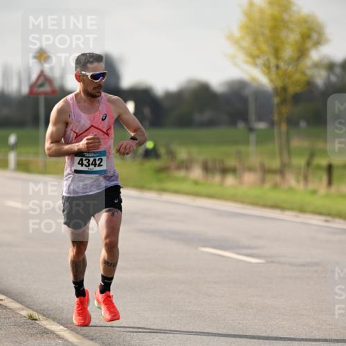 12.04.2026 - 45. Internationalen Wilhelmsburger Insellauf Dr. Thomas Lammeyer http://msf.ph/oto/9438111 12.04.2026 09:46:57 Laufen 4342, 2, 11 meine-sportfotos.de