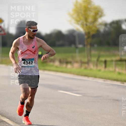 12.04.2026 - 45. Internationalen Wilhelmsburger Insellauf Dr. Thomas Lammeyer http://msf.ph/oto/9438113 12.04.2026 09:46:57 Laufen 4342, 2, 11 meine-sportfotos.de