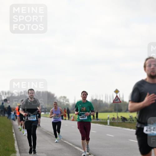 12.04.2026 - 45. Internationalen Wilhelmsburger Insellauf Dr. Thomas Lammeyer http://msf.ph/oto/9442264 12.04.2026 10:11:08 Laufen 2123, 4439, 4467, 2541 meine-sportfotos.de