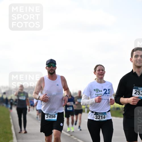 12.04.2026 - 45. Internationalen Wilhelmsburger Insellauf Dr. Thomas Lammeyer http://msf.ph/oto/9442735 12.04.2026 10:13:14 Laufen 2456, 224, 25, 253, 3214 meine-sportfotos.de