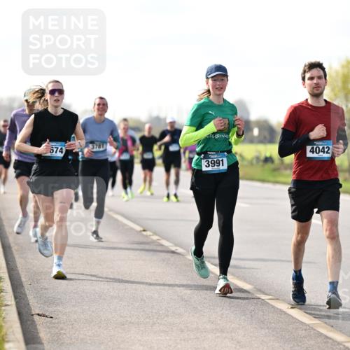12.04.2026 - 45. Internationalen Wilhelmsburger Insellauf Dr. Thomas Lammeyer http://msf.ph/oto/9443110 12.04.2026 10:14:49 Laufen 674, 4042, 3991 meine-sportfotos.de