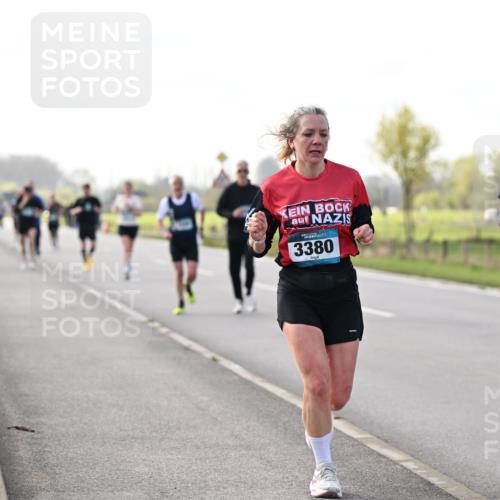 12.04.2026 - 45. Internationalen Wilhelmsburger Insellauf Dr. Thomas Lammeyer http://msf.ph/oto/9443201 12.04.2026 10:15:06 Laufen 3380, 3381 meine-sportfotos.de