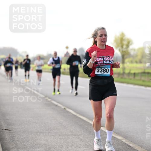 12.04.2026 - 45. Internationalen Wilhelmsburger Insellauf Dr. Thomas Lammeyer http://msf.ph/oto/9443202 12.04.2026 10:15:06 Laufen 3380, 3381 meine-sportfotos.de