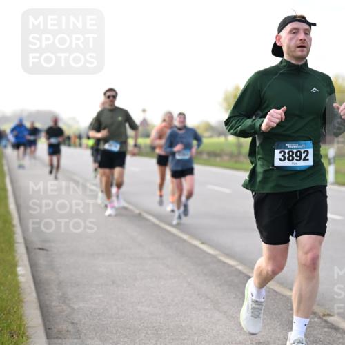 12.04.2026 - 45. Internationalen Wilhelmsburger Insellauf Dr. Thomas Lammeyer http://msf.ph/oto/9443389 12.04.2026 10:15:45 Laufen 3892, 907 meine-sportfotos.de