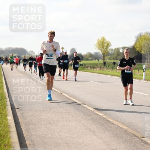 12.04.2026 - 45. Internationalen Wilhelmsburger Insellauf Dr. Thomas Lammeyer http://msf.ph/oto/9444068 12.04.2026 10:17:47 Laufen 17, 3830, 4434, 284 meine-sportfotos.de