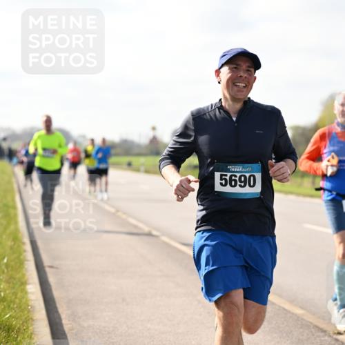 12.04.2026 - 45. Internationalen Wilhelmsburger Insellauf Dr. Thomas Lammeyer http://msf.ph/oto/9444540 12.04.2026 10:19:21 Laufen 45, 5690, 5598 meine-sportfotos.de