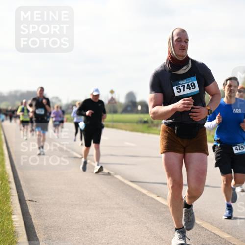 12.04.2026 - 45. Internationalen Wilhelmsburger Insellauf Dr. Thomas Lammeyer http://msf.ph/oto/9444640 12.04.2026 10:19:41 Laufen 5749, 4297 meine-sportfotos.de