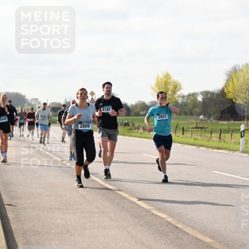 12.04.2026 - 45. Internationalen Wilhelmsburger Insellauf Dr. Thomas Lammeyer http://msf.ph/oto/9444964 12.04.2026 10:20:45 Laufen 5649, 2809, 4182, 3952 meine-sportfotos.de