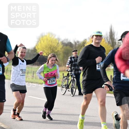 12.04.2026 - 45. Internationalen Wilhelmsburger Insellauf Dr. Thomas Lammeyer http://msf.ph/oto/9445168 12.04.2026 10:21:34 Laufen 8, 4424, 3556, 3326, 28, 21 meine-sportfotos.de