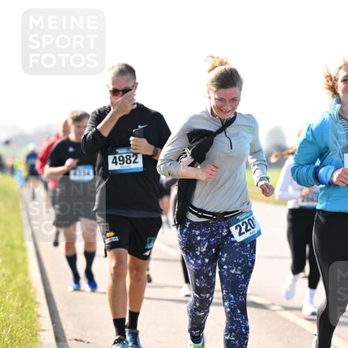 12.04.2026 - 45. Internationalen Wilhelmsburger Insellauf Dr. Thomas Lammeyer http://msf.ph/oto/9448170 12.04.2026 10:33:29 Laufen 4982, 220, 2225, 233 meine-sportfotos.de