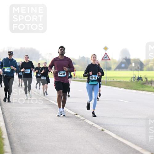 12.04.2026 - 45. Internationalen Wilhelmsburger Insellauf Dr. Thomas Lammeyer http://msf.ph/oto/9448677 12.04.2026 10:36:00 Laufen 3169, 2699, 5756, 5842 meine-sportfotos.de
