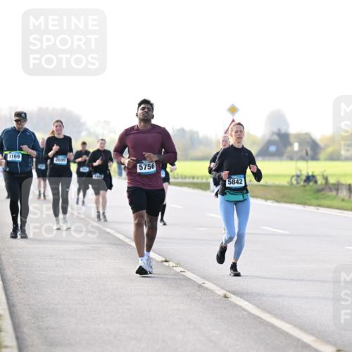 12.04.2026 - 45. Internationalen Wilhelmsburger Insellauf Dr. Thomas Lammeyer http://msf.ph/oto/9448683 12.04.2026 10:36:00 Laufen 3169, 2699, 5756, 5842 meine-sportfotos.de