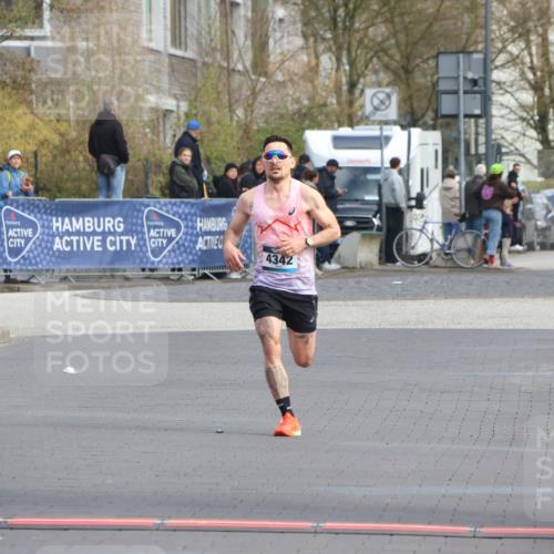 12.04.2026 - 45. Internationalen Wilhelmsburger Insellauf Strokosch-Dieckow http://msf.ph/oto/9450496 12.04.2026 10:05:42 Ziel 4342 meine-sportfotos.de