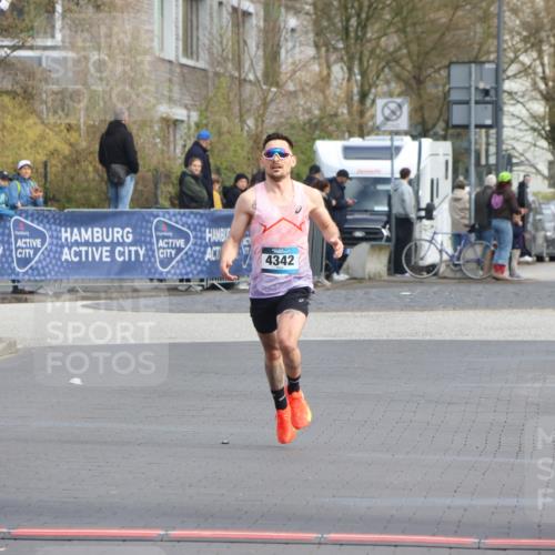 12.04.2026 - 45. Internationalen Wilhelmsburger Insellauf Strokosch-Dieckow http://msf.ph/oto/9450503 12.04.2026 10:05:42 Ziel 4342 meine-sportfotos.de