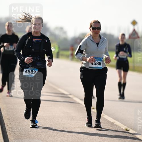 12.04.2026 - 45. Internationalen Wilhelmsburger Insellauf Dr. Thomas Lammeyer http://msf.ph/oto/9450506 12.04.2026 10:44:00 Laufen 4582, 4586 meine-sportfotos.de