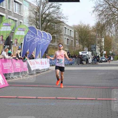 12.04.2026 - 45. Internationalen Wilhelmsburger Insellauf Strokosch-Dieckow http://msf.ph/oto/9450530 12.04.2026 10:05:44 Ziel 4342 meine-sportfotos.de