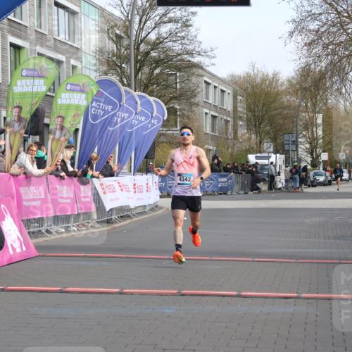 12.04.2026 - 45. Internationalen Wilhelmsburger Insellauf Strokosch-Dieckow http://msf.ph/oto/9450540 12.04.2026 10:05:44 Ziel 4342 meine-sportfotos.de