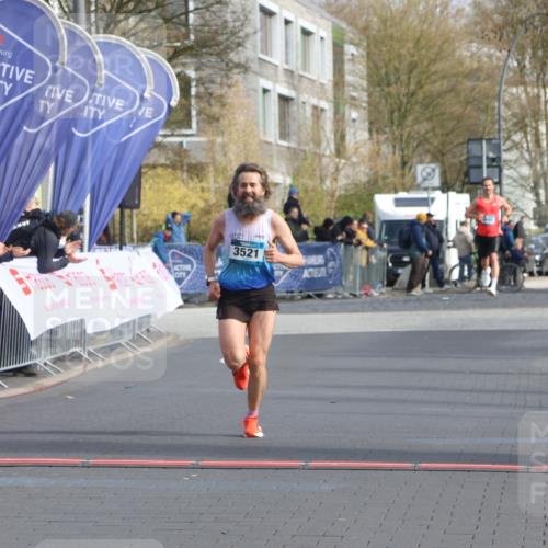 12.04.2026 - 45. Internationalen Wilhelmsburger Insellauf Strokosch-Dieckow http://msf.ph/oto/9450755 12.04.2026 10:07:02 Ziel 3521 meine-sportfotos.de