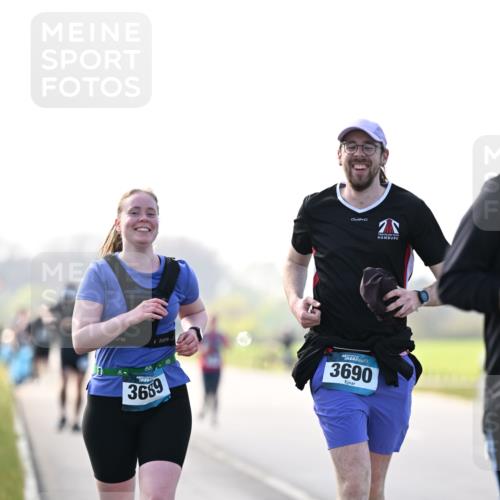 12.04.2026 - 45. Internationalen Wilhelmsburger Insellauf Dr. Thomas Lammeyer http://msf.ph/oto/9451240 12.04.2026 10:48:27 Laufen 3689, 3690 meine-sportfotos.de