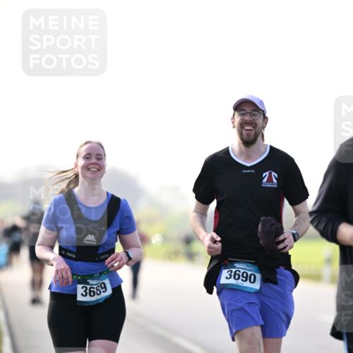 12.04.2026 - 45. Internationalen Wilhelmsburger Insellauf Dr. Thomas Lammeyer http://msf.ph/oto/9451242 12.04.2026 10:48:27 Laufen 3689, 3690 meine-sportfotos.de