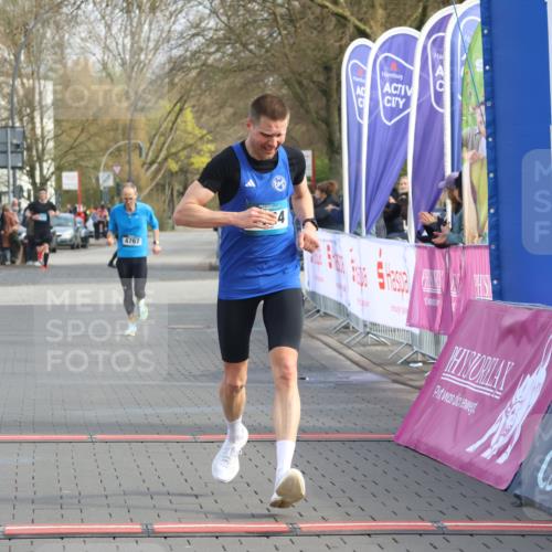 12.04.2026 - 45. Internationalen Wilhelmsburger Insellauf Strokosch-Dieckow http://msf.ph/oto/9451474 12.04.2026 10:11:31 Ziel 2144 meine-sportfotos.de