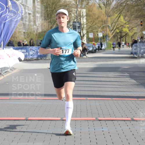 12.04.2026 - 45. Internationalen Wilhelmsburger Insellauf Strokosch-Dieckow http://msf.ph/oto/9451588 12.04.2026 10:15:39 Ziel 2177 meine-sportfotos.de