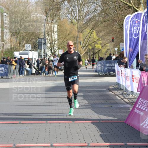 12.04.2026 - 45. Internationalen Wilhelmsburger Insellauf Strokosch-Dieckow http://msf.ph/oto/9451604 12.04.2026 10:16:04 Ziel 2281, 5302 meine-sportfotos.de