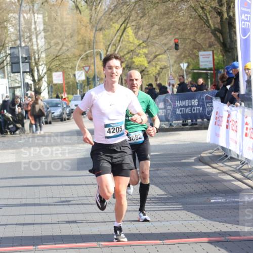 12.04.2026 - 45. Internationalen Wilhelmsburger Insellauf Strokosch-Dieckow http://msf.ph/oto/9451754 12.04.2026 10:18:12 Ziel 4205, 3682, 4475 meine-sportfotos.de