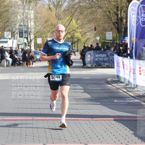 12.04.2026 - 45. Internationalen Wilhelmsburger Insellauf Strokosch-Dieckow http://msf.ph/oto/9451824 12.04.2026 10:19:33 Ziel 5049 meine-sportfotos.de