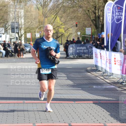 12.04.2026 - 45. Internationalen Wilhelmsburger Insellauf Strokosch-Dieckow http://msf.ph/oto/9451827 12.04.2026 10:19:33 Ziel 5049 meine-sportfotos.de