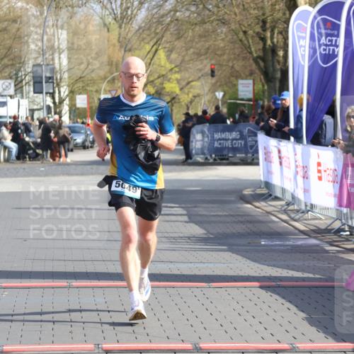 12.04.2026 - 45. Internationalen Wilhelmsburger Insellauf Strokosch-Dieckow http://msf.ph/oto/9451830 12.04.2026 10:19:34 Ziel 5049 meine-sportfotos.de