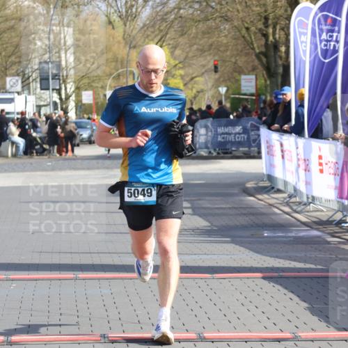 12.04.2026 - 45. Internationalen Wilhelmsburger Insellauf Strokosch-Dieckow http://msf.ph/oto/9451840 12.04.2026 10:19:34 Ziel 5049 meine-sportfotos.de