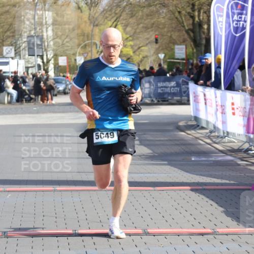 12.04.2026 - 45. Internationalen Wilhelmsburger Insellauf Strokosch-Dieckow http://msf.ph/oto/9451842 12.04.2026 10:19:34 Ziel 5049 meine-sportfotos.de