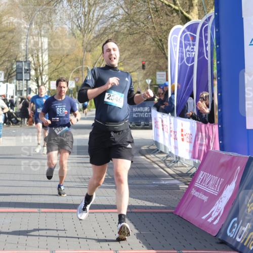 12.04.2026 - 45. Internationalen Wilhelmsburger Insellauf Strokosch-Dieckow http://msf.ph/oto/9451858 12.04.2026 10:19:45 Ziel 2671, 2549, 3289, 5456, 2789 meine-sportfotos.de